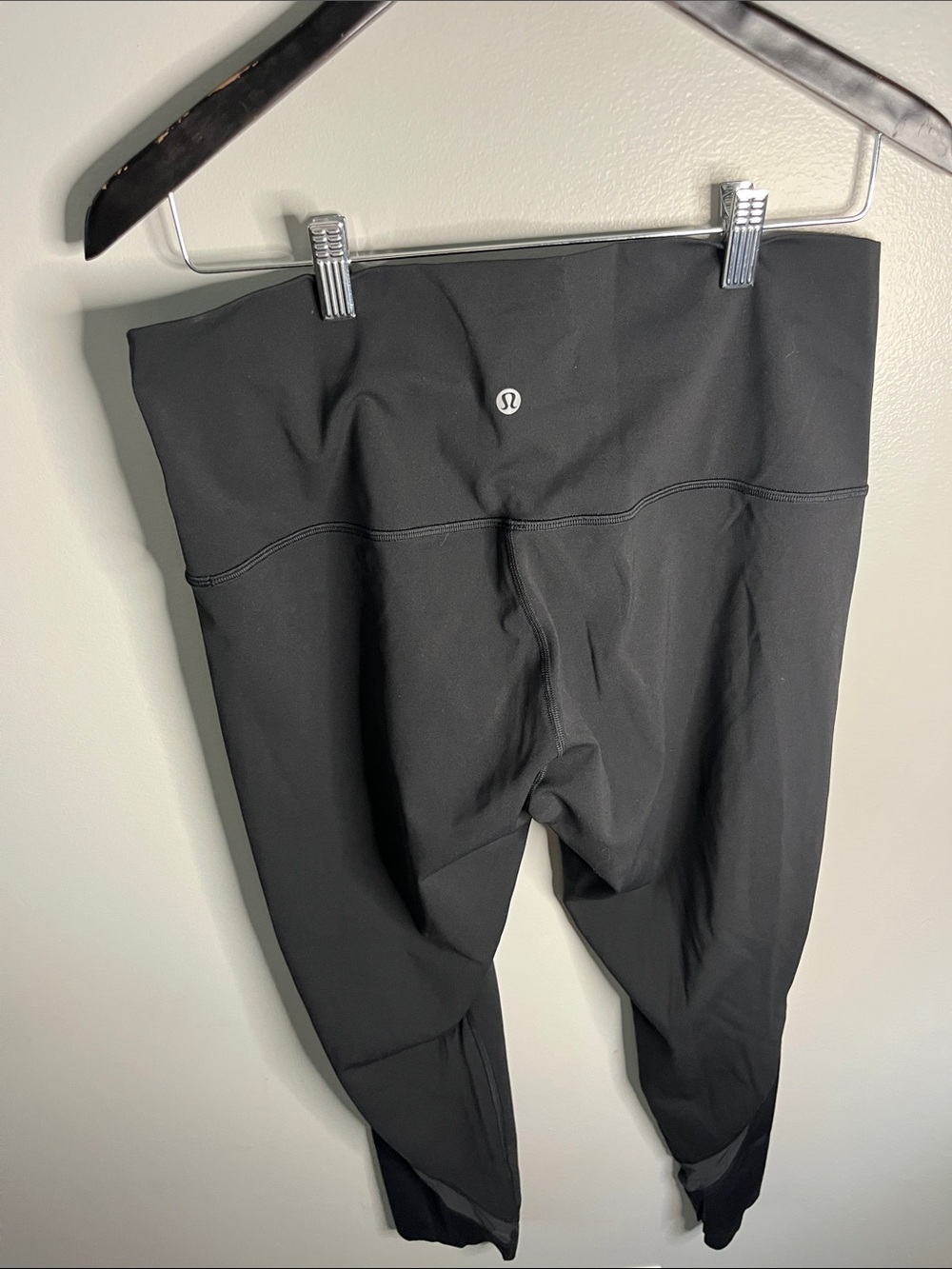 Lululemon High-Rise Cropped Leggings – Black – Size 10-12 - Picture 3 of 4